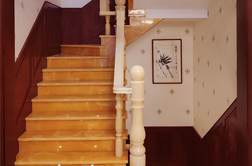 巴宜中式别墅室内汉白玉石楼梯的定制安装装饰效果