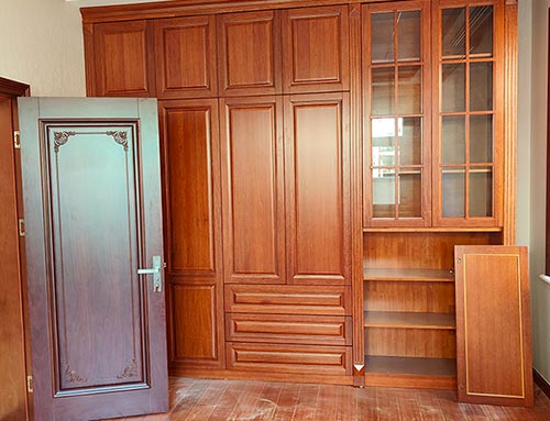 巴宜中式家庭装修里定制的实木衣柜效果图